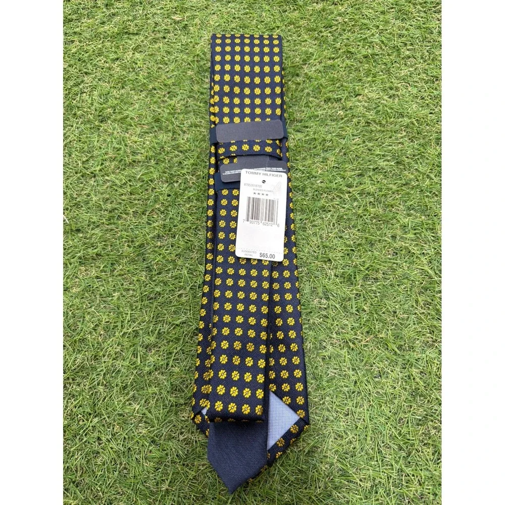 Tommy Hilfiger Mens Silk Blend Tie Navy Blue Yellow Blended Flower Medallion NEW